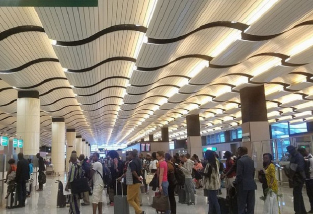 En rade à l’AIBD : Des dizaines de Guinéens, passagers d’Air Sénégal, abandonnés à Dakar En rade à l’AIBD : Des dizaines de Guinéens, passagers d’Air Sénégal, abandonnés à Dakar