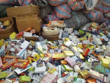 Kaolack : la douane saisie un important lot de faux médicaments et de chanvre d'une valeur de plus de 82 millions Kaolack : la douane saisie un important lot de faux médicaments et de chanvre d'une valeur de plus de 82 millions