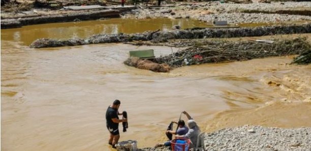 Plus de 50.000 évacuations et au moins 7 morts en Malaisie après des inondations exceptionnelles Plus de 50.000 évacuations et au moins 7 morts en Malaisie après des inondations exceptionnelles