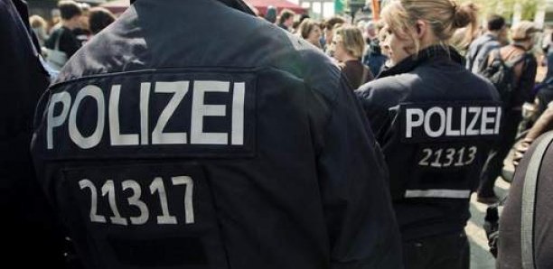 Une enfant jette de l'argent par la fenêtre et provoque un carambolage en Allemagne Une enfant jette de l'argent par la fenêtre et provoque un carambolage en Allemagne