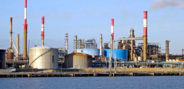 Le juge douche la Sar et Petrosen Le juge douche la Sar et Petrosen