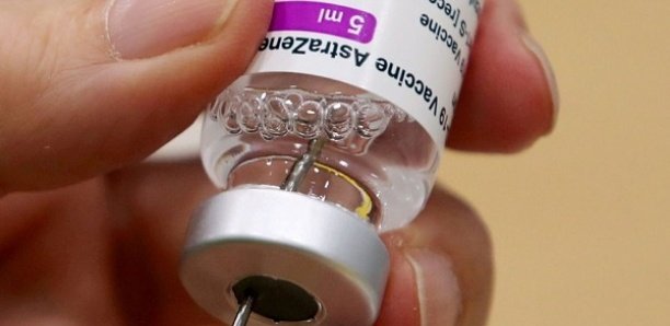 Une 3e dose de vaccin AstraZeneca augmente “significativement” les anticorps contre Omicron