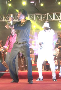 GAMBIE Waly SECK fait un clin d’œil aux détenus des prisons et casse la baraque GAMBIE Waly SECK fait un clin d’œil aux détenus des prisons et casse la baraque