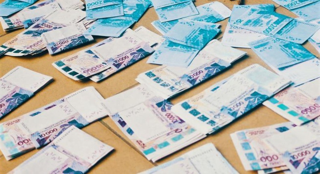 Faux billets: Après les 2 milliards, 3 autres milliards trouvés chez le présumé cerveau Faux billets: Après les 2 milliards, 3 autres milliards trouvés chez le présumé cerveau