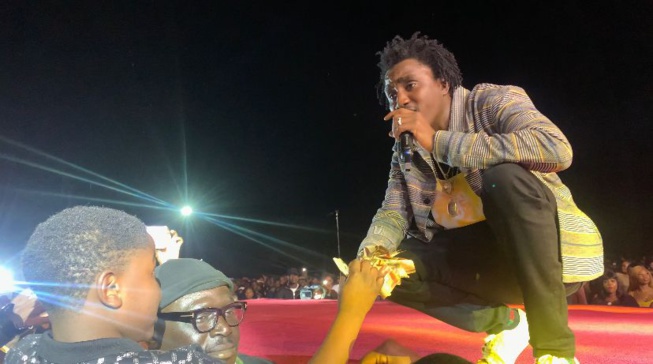 Gambie le geste émouvant de Waly Seck qui chante ce petit garçon sur scène Gambie le geste émouvant de Waly Seck qui chante ce petit garçon sur scène