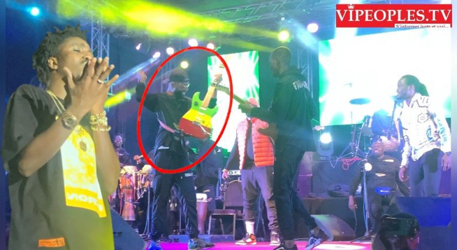 Urgent Gambie : Waly vs Pape Diouf les guitaristes de Waly Seck changent de guitare et expl0se la… Urgent Gambie : Waly vs Pape Diouf les guitaristes de Waly Seck changent de guitare et expl0se la…