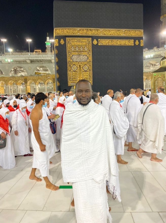 A La Mecque, Oustaz Modou Fall pose derrière la Kaaba A La Mecque, Oustaz Modou Fall pose derrière la Kaaba