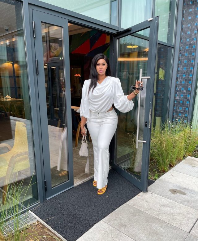 Diaba Sora : Après son séjour carcéral, la Kim Kardashian du Mali fracasse tout sur son passage Diaba Sora : Après son séjour carcéral, la Kim Kardashian du Mali fracasse tout sur son passage