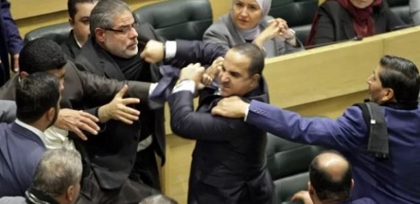 Les débat parlementaires sur l'égalité hommes-femmes virent au pugilat en Jordanie Les débat parlementaires sur l'égalité hommes-femmes virent au pugilat en Jordanie