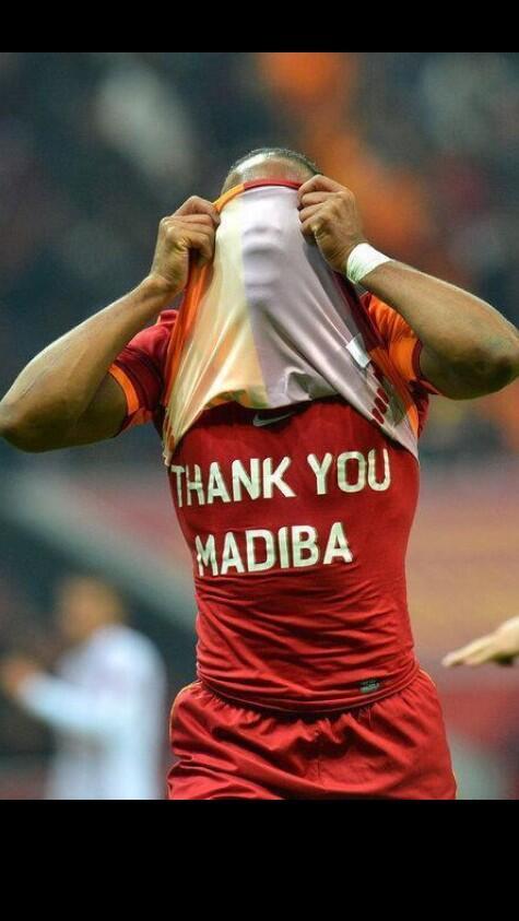 Drogba assume son hommage à Mandela ! "Je suis désolé, mais si je devais, je le ferais encore et encore et encore" Drogba assume son hommage à Mandela ! "Je suis désolé, mais si je devais, je le ferais encore et encore et encore"