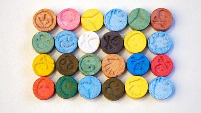 Offre et cession de drogue : la police fait tomber un livreur de drogue Ecstasy après avoir passé une commande de 45 comprimés… Offre et cession de drogue : la police fait tomber un livreur de drogue Ecstasy après avoir passé une commande de 45 comprimés…