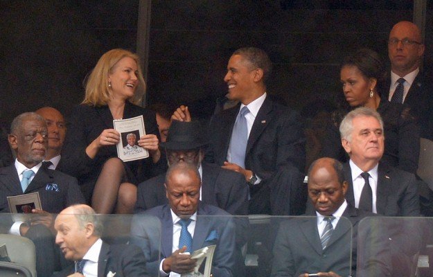 (12) Photos: Michelle Obama jalouse à cause du Premier ministre danois, et remet Barack à sa place en plein hommage à Mandela