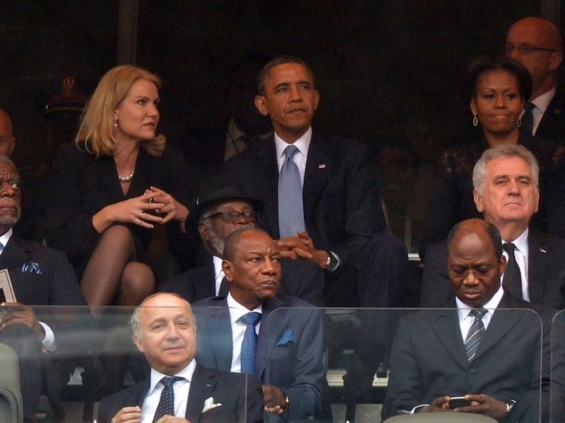(12) Photos: Michelle Obama jalouse à cause du Premier ministre danois, et remet Barack à sa place en plein hommage à Mandela