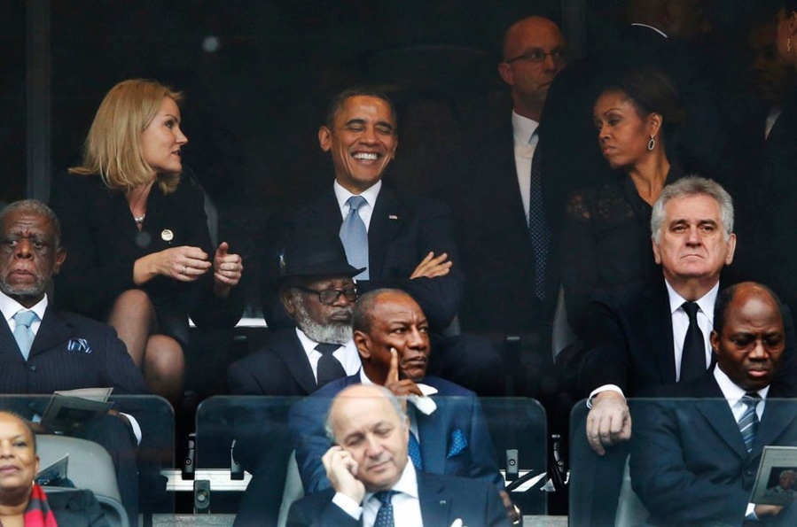 (12) Photos: Michelle Obama jalouse à cause du Premier ministre danois, et remet Barack à sa place en plein hommage à Mandela
