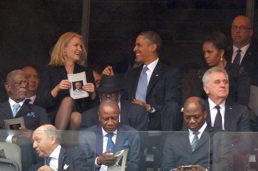 (12) Photos: Michelle Obama jalouse à cause du Premier ministre danois, et remet Barack à sa place en plein hommage à Mandela