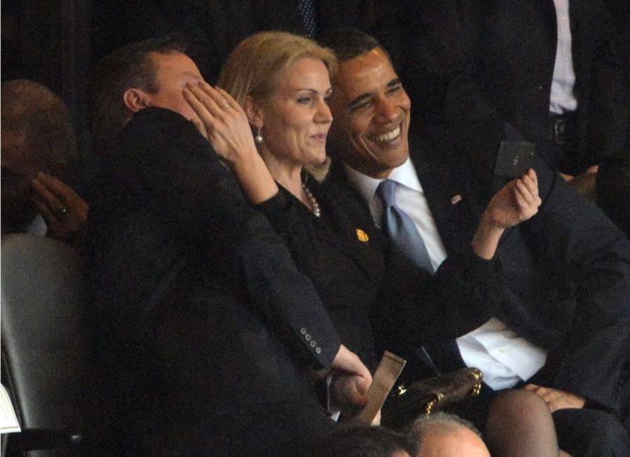 (12) Photos: Michelle Obama jalouse à cause du Premier ministre danois, et remet Barack à sa place en plein hommage à Mandela