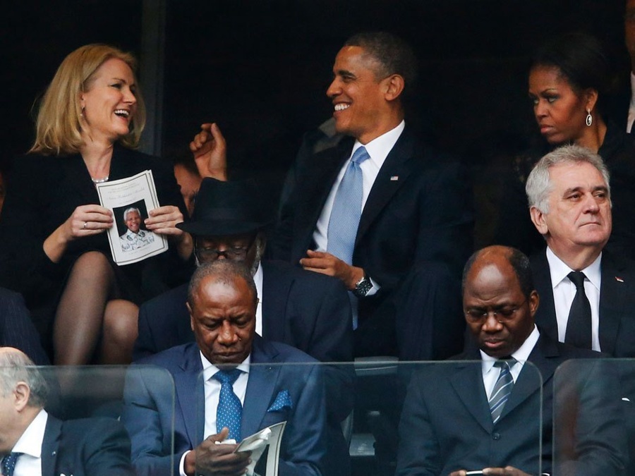 (12) Photos: Michelle Obama jalouse à cause du Premier ministre danois, et remet Barack à sa place en plein hommage à Mandela