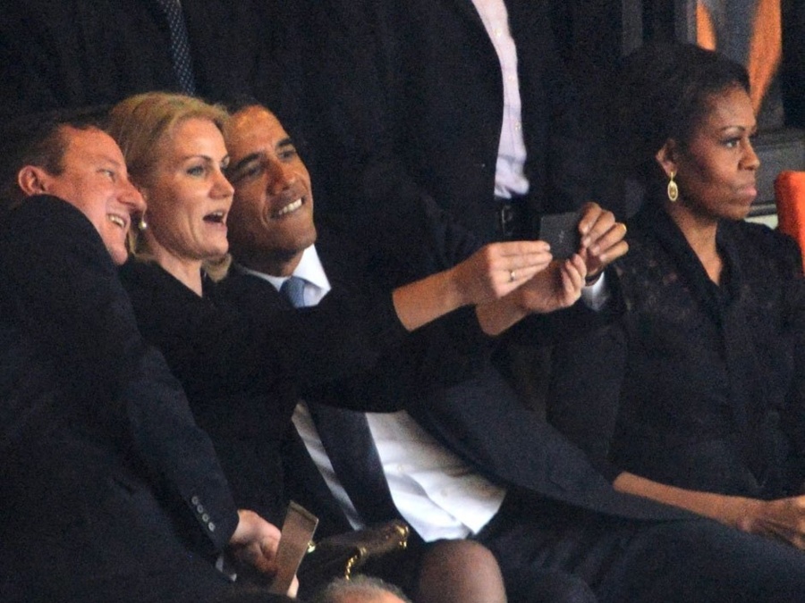 (12) Photos: Michelle Obama jalouse à cause du Premier ministre danois, et remet Barack à sa place en plein hommage à Mandela