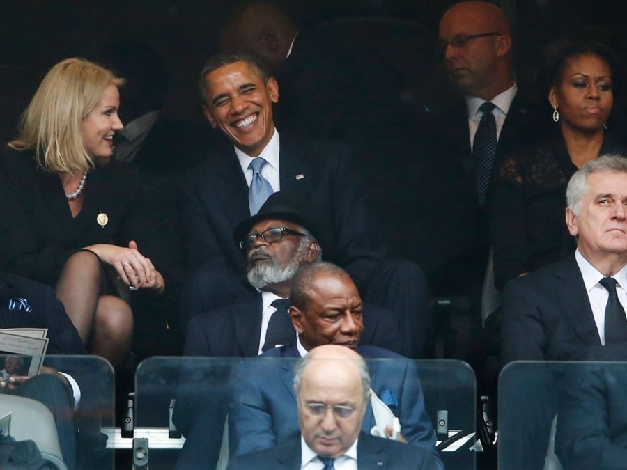 (12) Photos: Michelle Obama jalouse à cause du Premier ministre danois, et remet Barack à sa place en plein hommage à Mandela