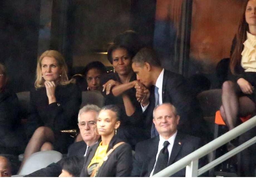 (12) Photos: Michelle Obama jalouse à cause du Premier ministre danois, et remet Barack à sa place en plein hommage à Mandela