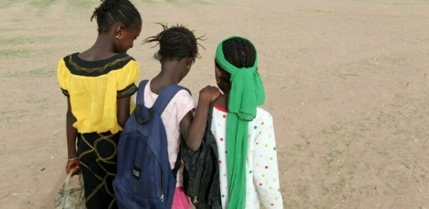 Sénégal: mise au point du gouvernement après une vidéo d'élèves étudiant sur des briques