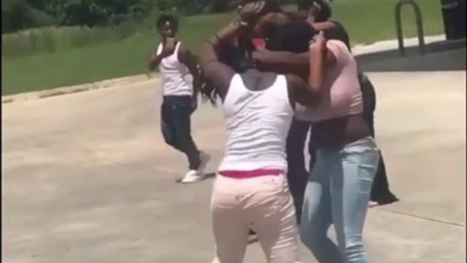 Sébikotane/ Pour régler un contentieux politique: Deux jeunes filles se battent jusqu’au sang Sébikotane/ Pour régler un contentieux politique: Deux jeunes filles se battent jusqu’au sang