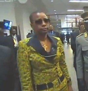 Le nouveau look de la première dame du Congo-Kinshasa, Olive Lembe Kabila fait le buzz Le nouveau look de la première dame du Congo-Kinshasa, Olive Lembe Kabila fait le buzz
