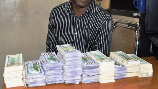 Wakhinane: De billets noirs et des bouteilles de mercure, saisis Wakhinane: De billets noirs et des bouteilles de mercure, saisis