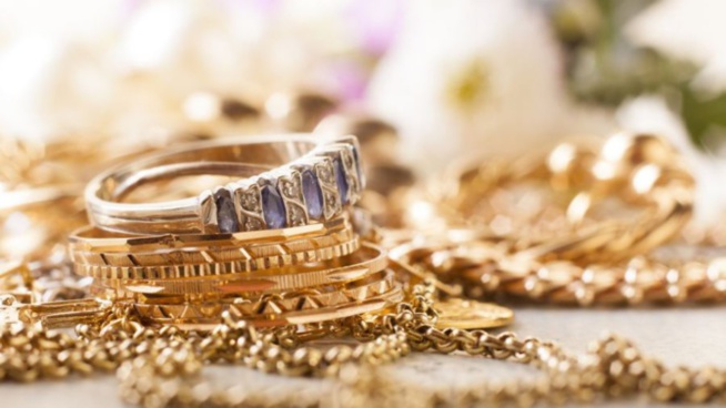Une domestique vole les bijoux en or et en diamant de sa patronne