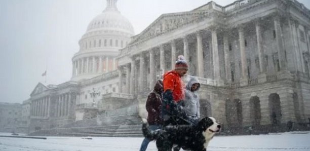 Une tempête de neige s’abat sur Washington, le président Biden bloqué à bord d’Airforce One sur le tarmac