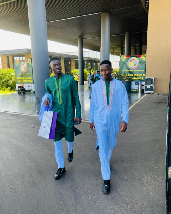 En route pour la gare de Diamniadio, Les lions du Sénégal vont prendre le TER pour rallier le palais de République.