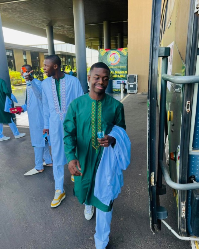 En route pour la gare de Diamniadio, Les lions du Sénégal vont prendre le TER pour rallier le palais de République.