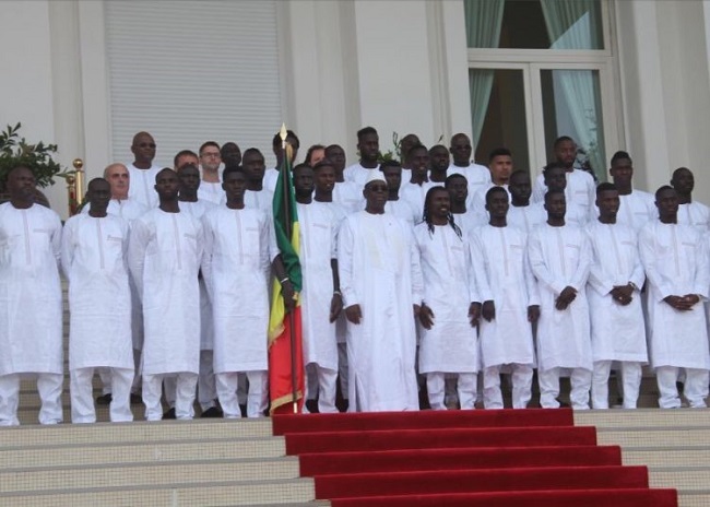 En route vers la CAN 2021 : les Lions ont quitté Dakar avec Kouyaté, 3 joueurs et 6 membres testés positifs, «confinés » En route vers la CAN 2021 : les Lions ont quitté Dakar avec Kouyaté, 3 joueurs et 6 membres testés positifs, «confinés »