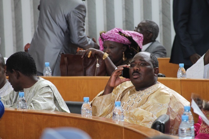 Le griot du président, Macky Sall et le directeur de ANEJ se sont livrés à une bagarre d’enfer Bagarre au palais de la République