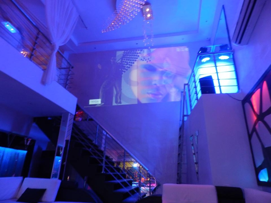 REVELATION: Que servent les lits exposés à la terrasse VIP de la boite de nuit Le Five ? REVELATION: Que servent les lits exposés à la terrasse VIP de la boite de nuit Le Five ?