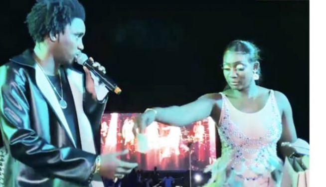 Avec Une Fente Très Osée, Wally Seck À Une Fans « Yow Dagay Sool Di … » (vidéo) Avec Une Fente Très Osée, Wally Seck À Une Fans « Yow Dagay Sool Di … » (vidéo)