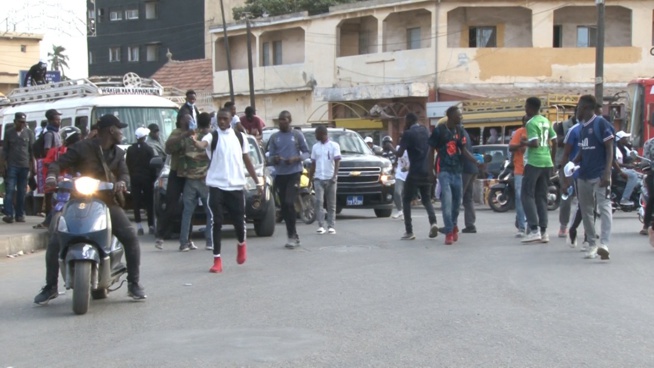 Vidéo- Médina: Une Marré Humaine Accompagne La Caravane De Cheikh Ba Vidéo- Médina: Une Marré Humaine Accompagne La Caravane De Cheikh Ba