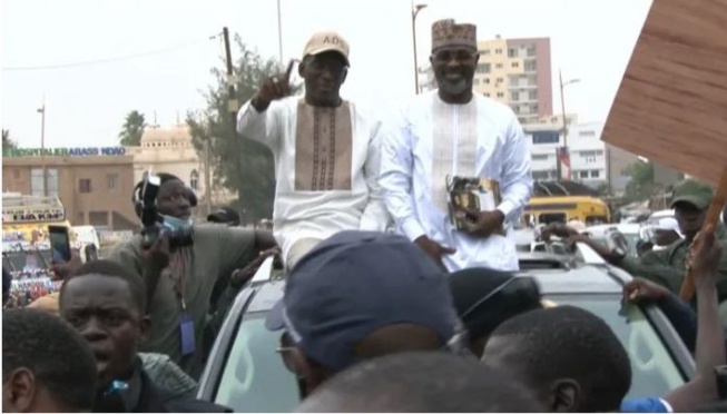 2e Jour De Campagne: Abdoulaye Diouf Sarr Accueilli En Grande Pompe À La Médina Par Le « MESSI »