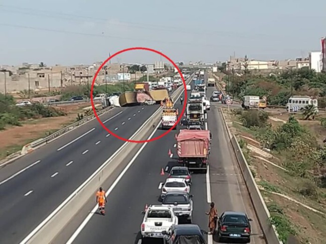 Autoroute à péage/ Pour chargement défectueux: Un transporteur de bœufs attrait à la barre