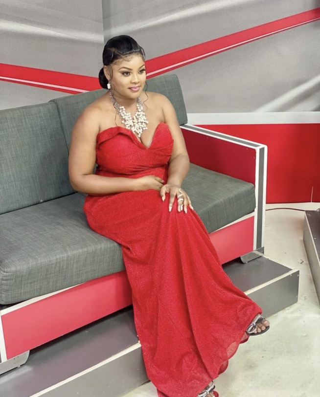 06 Photos) : Jeanne Mendy l’une des plus belles animatrices de la Sen Tv s’affiche en rouge…