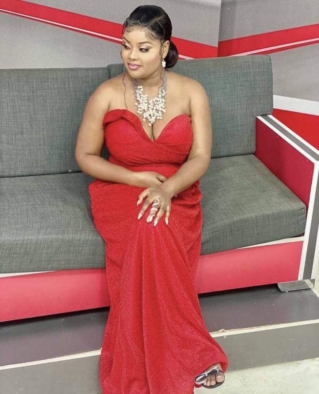 06 Photos) : Jeanne Mendy l’une des plus belles animatrices de la Sen Tv s’affiche en rouge…