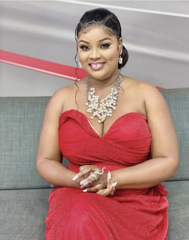 06 Photos) : Jeanne Mendy l’une des plus belles animatrices de la Sen Tv s’affiche en rouge…
