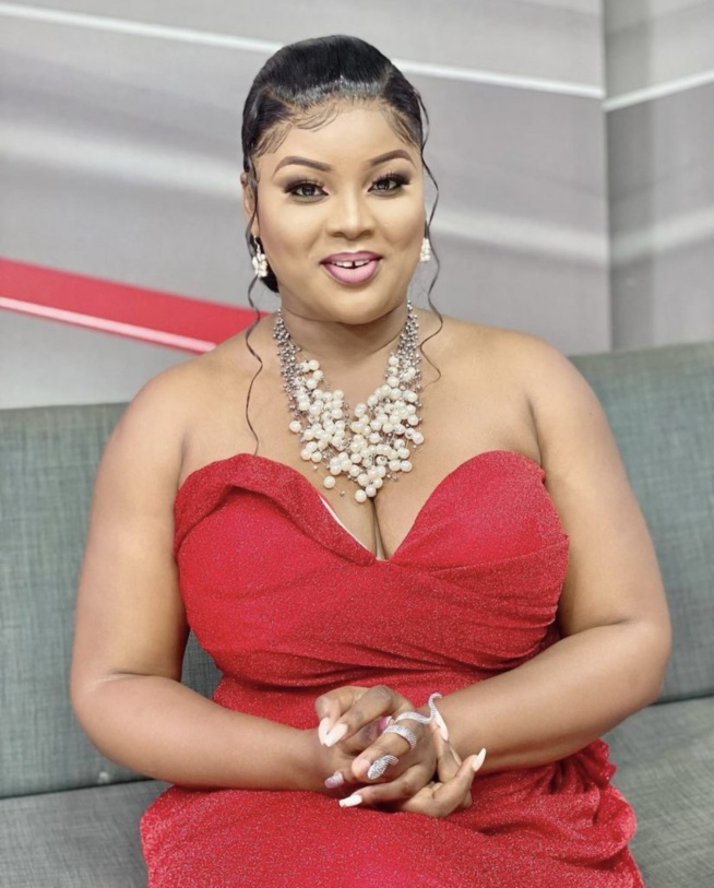 06 Photos) : Jeanne Mendy l’une des plus belles animatrices de la Sen Tv s’affiche en rouge…