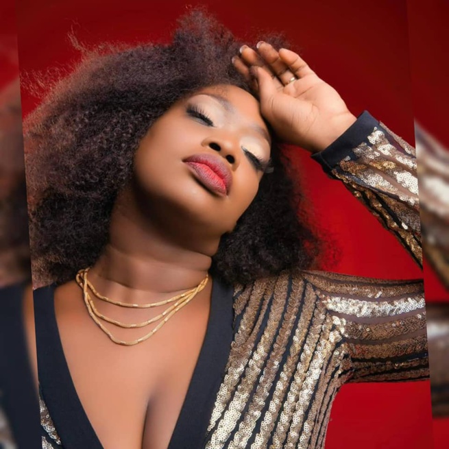 Mamy Mbaye la fille du guitariste de Youssou Ndour, Jimmy refait surface dans sa combinaison hyper s£xy.