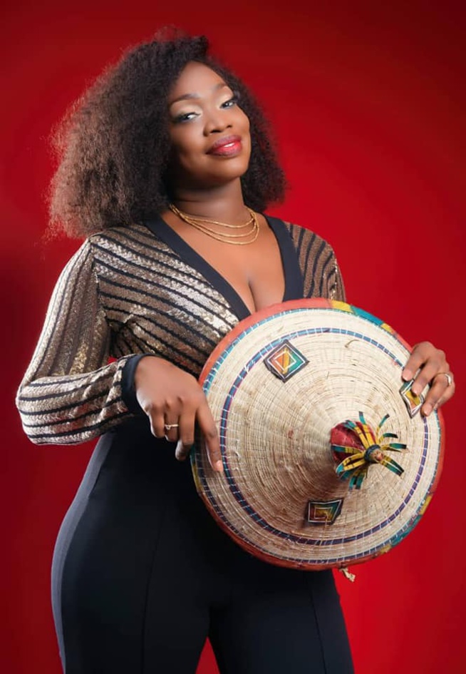 Mamy Mbaye la fille du guitariste de Youssou Ndour, Jimmy refait surface dans sa combinaison hyper s£xy.
