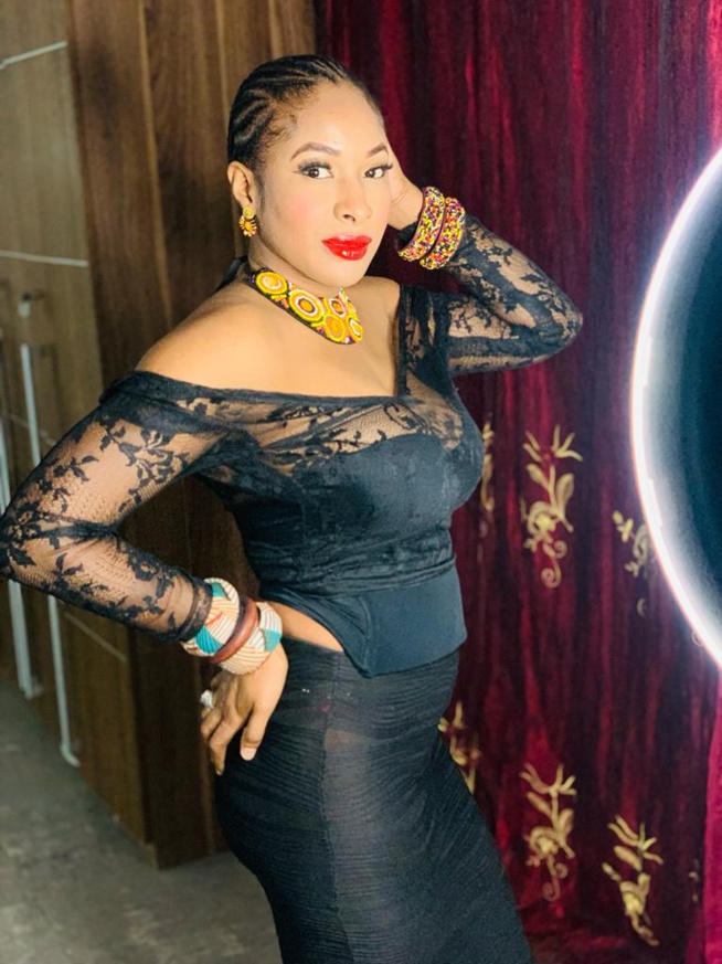 L'artiste Chadia exhibe son nouveau look en images.