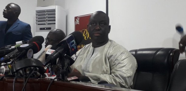Le cortège de Aliou Sall circule en sens interdit et percute un bus Tata, un de ses gardes du corps tabasse le chauffeur jusqu'à l'évanouissement, les populations... Le cortège de Aliou Sall circule en sens interdit et percute un bus Tata, un de ses gardes du corps tabasse le chauffeur jusqu'à l'évanouissement, les populations...
