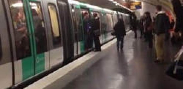 Une femme perd la vie après avoir été poussée sur les rails du métro à New York Une femme perd la vie après avoir été poussée sur les rails du métro à New York