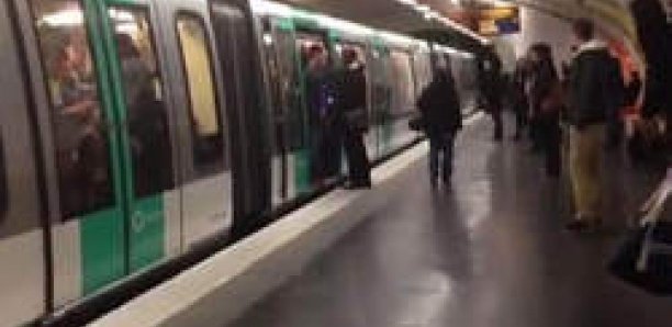 Une femme perd la vie après avoir été poussée sur les rails du métro à New York