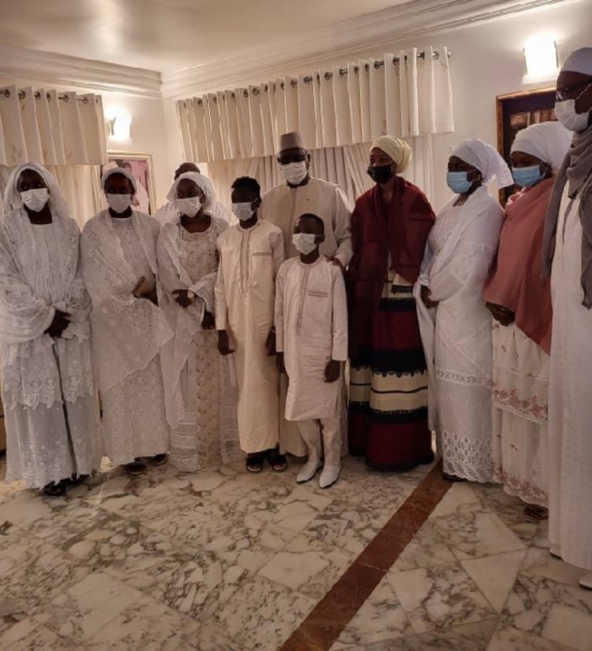 Condoléances : Macky chez la famille de Pape Aly Guèye... Condoléances : Macky chez la famille de Pape Aly Guèye...